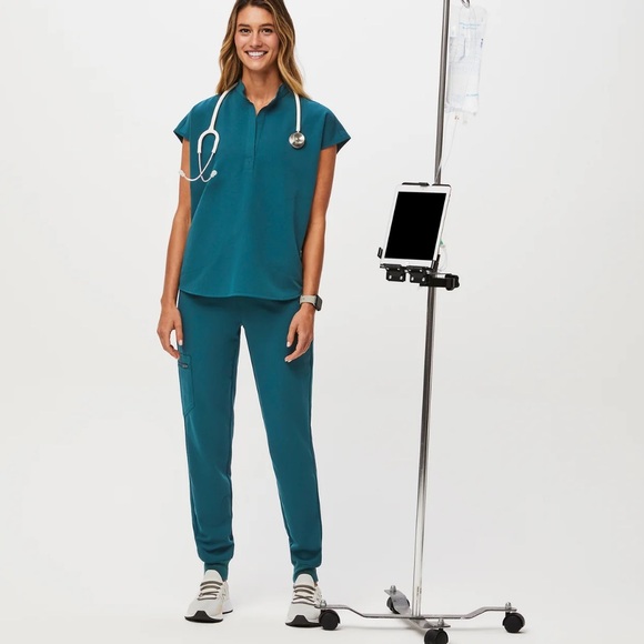 Figs scrubs 2-piece set - Picture 4 of 4